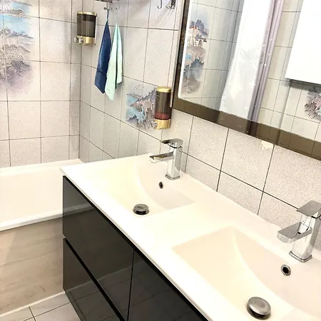 Arena Porte La Chapelle Homestay Paris